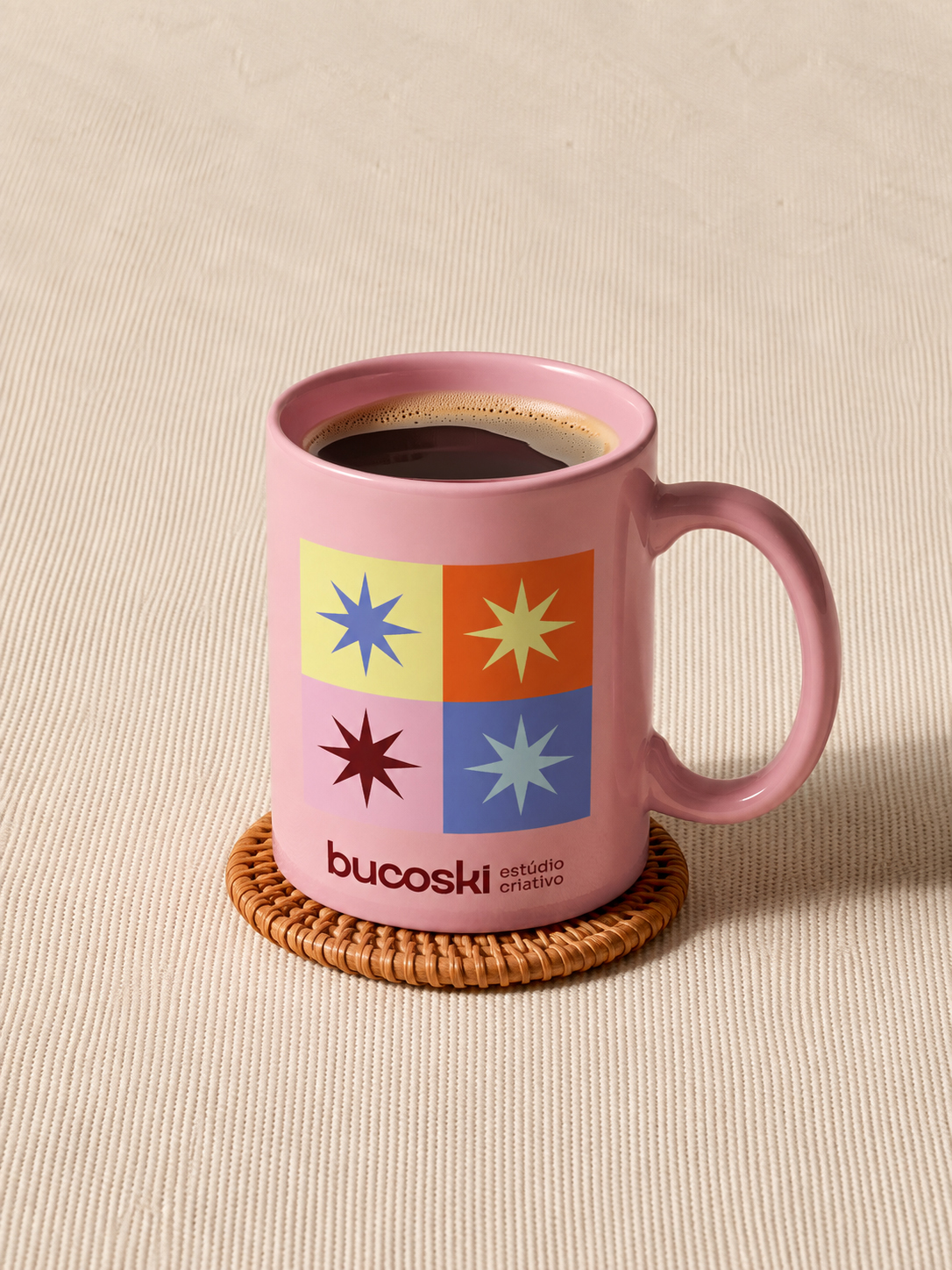 Caneca com a identidade visual da Bucoski